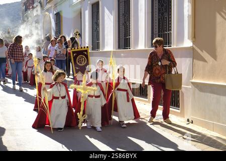Procession traditonal du dimanche des Rameaux pour les enfants au début de la semaine de Pâques, Carcabuey, Province de Cordoue, Andalousie, Espagne Banque D'Images
