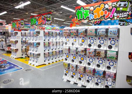 Gashapon japonais ou Gachapon dans le district d'Akihabara à Tokyo, Japon. Les Gachapon sont des distributeurs automatiques qui distribuent un jouet encapsulé. Banque D'Images