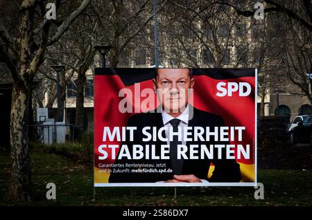 Wahlplakate zur Bundestagswahl AM 23.02.2025, Bundeskanzler Olaf Scholz, SPD, Stuttgart Baden-Württemberg, Deutschland Wahlplakate zur Bundestagswahl AM 23.02.2025, Stuttgart, Baden-Württemberg, Deutschland *** affiches électorales Württemberg pour l'élection fédérale du 23 02 2025, Chancelier fédéral Olaf Scholz, SPD, Stuttgart Baden Württemberg, Allemagne, Allemagne, 2025 Banque D'Images