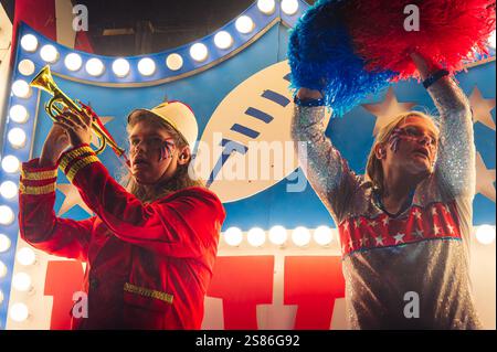 Glastonbury Carnival, Royaume-Uni - 16 novembre 2024 : artistes de carnaval masculins et féminins dansant sur un char de carnaval aux couleurs vives Banque D'Images