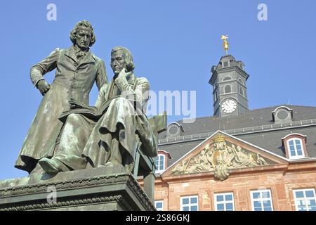 Frères Grimm monument national, debout Jacob et assis sur la chaise Wilhelm et baroque Neustadt mairie, frères, sculpture en bronze, poète, TW Banque D'Images