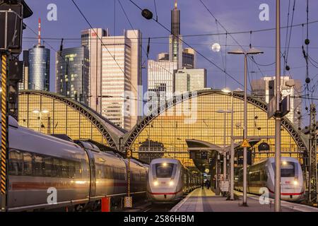 Gare principale de Francfort avec train ICE le soir, pleine lune et coucher de soleil. Vue sur la plate-forme et le quartier bancaire, horizon de Francfort-sur-le-main, Hesse Banque D'Images
