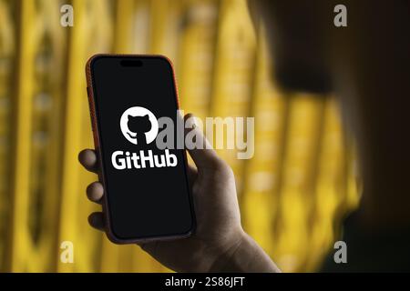 le logo github est affiché sur le smartphone. GitHub est une plateforme de développement propriétaire Banque D'Images