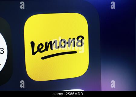Gros plan de l'écran d'un iPhone affichant le logo Lemon8. Lemon8 est une application de médias sociaux Banque D'Images