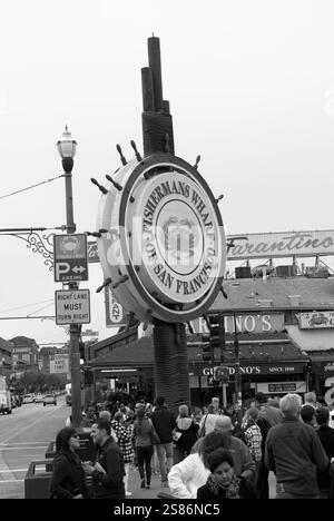 Foule de touristes dans une rue animée avec l'emblématique panneau Fisherman's Wharf à San Francisco, Californie, États-Unis. Banque D'Images