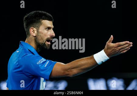 Melbourne, Australie. 21 janvier 2025. Novak Djokovic réagit lors du quart de finale masculin entre Novak Djokovic de Serbie et Carlos Alcaraz d'Espagne à l'Open d'Australie à Melbourne, Australie, le 21 janvier 2025. Crédit : ma Ping/Xinhua/Alamy Live News Banque D'Images