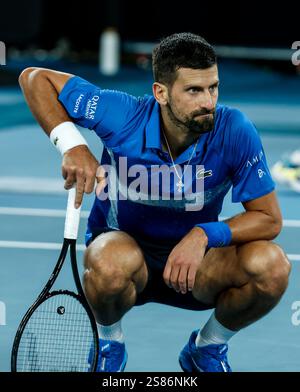 Melbourne, Australie. 21 janvier 2025. Novak Djokovic réagit lors du quart de finale masculin entre Novak Djokovic de Serbie et Carlos Alcaraz d'Espagne à l'Open d'Australie à Melbourne, Australie, le 21 janvier 2025. Crédit : ma Ping/Xinhua/Alamy Live News Banque D'Images