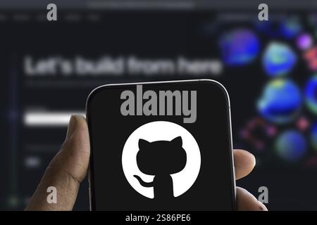 le logo github est affiché sur le smartphone. GitHub est une plateforme de développement propriétaire Banque D'Images