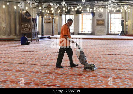 Mosquée Fatih, Fatih Camii, Mosquée Conquérant, district de Fatih, Istanbul, partie européenne, Turquie, processus de nettoyage dans la salle de prière avec hoover, lumineux Banque D'Images