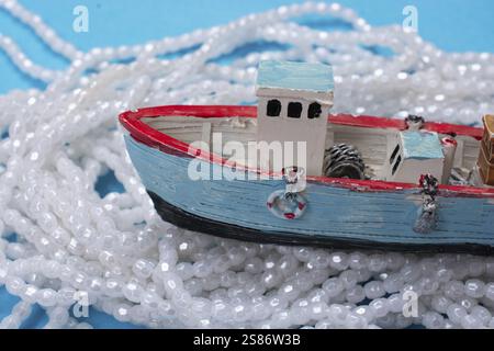Modèle de l'ancien bateau à voile placé sur fond rose. Tir horizontal Banque D'Images