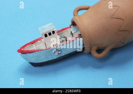 Modèle de l'ancien bateau à voile placé sur fond rose. Tir horizontal Banque D'Images