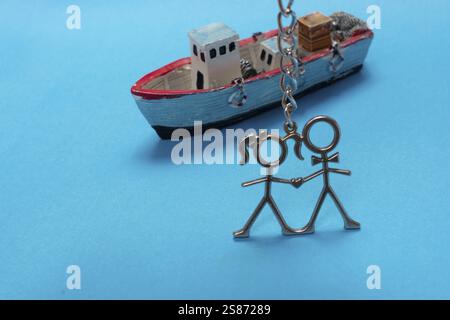 Modèle de l'ancien bateau à voile placé sur fond rose. Tir horizontal Banque D'Images