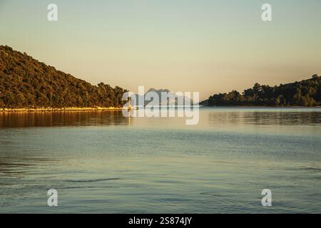 Makarska Riviera dans la lumière du soir, vue de l'île de Korcula, Dalmatie, Croatie, Europe Banque D'Images