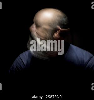 Image d'un homme barbu, portrait flou Banque D'Images