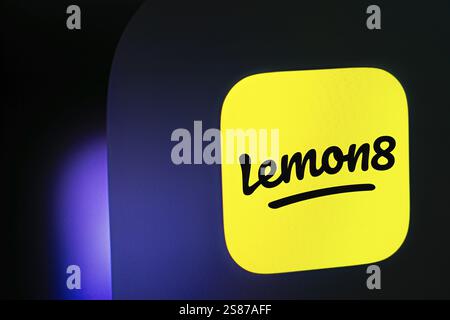 Gros plan de l'écran d'un iPhone affichant le logo Lemon8. Lemon8 est une application de médias sociaux Banque D'Images