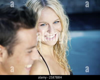 Une belle femme blonde dans la piscine bleue Banque D'Images