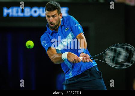 Melbourne, Australie. 21 janvier 2025. Le serbe Novak Djokovic photographié lors d'un match de tennis entre le serbe Djokovic et l'espagnol Alcaraz, en quarts de finale du simple masculin lors du tournoi de tennis du Grand Chelem « Open d'Australie », mardi 21 janvier 2025 à Melbourne Park, Melbourne, Australie. L’édition 2025 du Grand Chelem australien se déroule du 12 au 26 janvier. BELGA PHOTO PATRICK HAMILTON crédit : Belga News Agency/Alamy Live News Banque D'Images