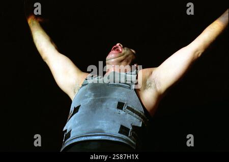 Hier soir jusqu'à ce que Lindemann ait été admis dans un hôpital sur les conseils de bandís doctorís. Il a passé la nuit en soins intensifs mais a été déplacé car il se sent mieux. Till a été testé négatif pour le coronavirus. Rammstein Live Roskilde Festival 2002 au Danemark. Banque D'Images