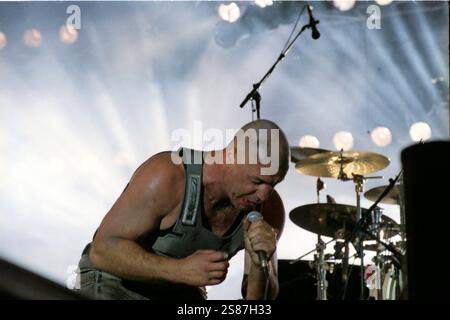 Hier soir jusqu'à ce que Lindemann ait été admis dans un hôpital sur les conseils de bandís doctorís. Il a passé la nuit en soins intensifs mais a été déplacé car il se sent mieux. Till a été testé négatif pour le coronavirus. Rammstein Live Roskilde Festival 2002 au Danemark. Banque D'Images