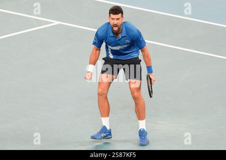 Melbourne, Australie. 21 janvier 2025. NOVAK DJOKOVIC, de Serbie, célèbre après avoir battu CARLOS ALCARAZ, de l'Espagne, 3e Seed Arena sur Rod laver Arena dans un match de quarts de finale en simple masculin le jour 11 de l'Open d'Australie 2025 à Melbourne, Australie. Sydney Low/Cal Sport Media/Alamy Live News Banque D'Images