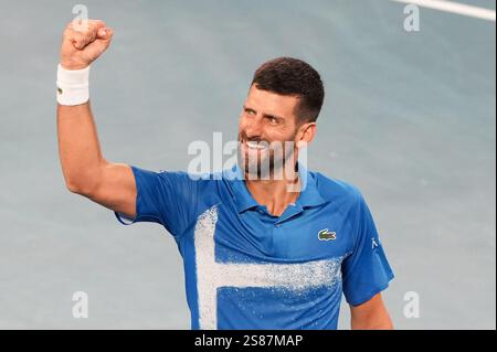 Melbourne, Australie. 21 janvier 2025. NOVAK DJOKOVIC, de Serbie, célèbre après avoir battu CARLOS ALCARAZ, de l'Espagne, 3e Seed Arena sur Rod laver Arena dans un match de quarts de finale en simple masculin le jour 11 de l'Open d'Australie 2025 à Melbourne, Australie. Sydney Low/Cal Sport Media/Alamy Live News Banque D'Images