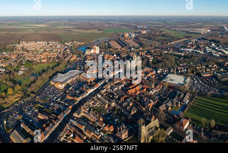 Vue aérienne du paysage de la ville de Selby dans le North Yorkshire, Royaume-Uni avec l'église de Selby Abbey et la rivière Ouse Banque D'Images