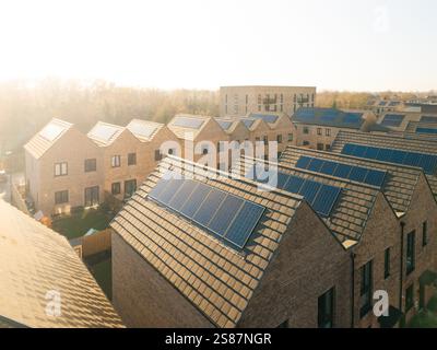 Le toit d'une rangée de maisons neuves sur un chantier de construction avec toit intégré ou dans le toit panneaux solaires pour l'énergie bon marché et durable dans moderne, Banque D'Images