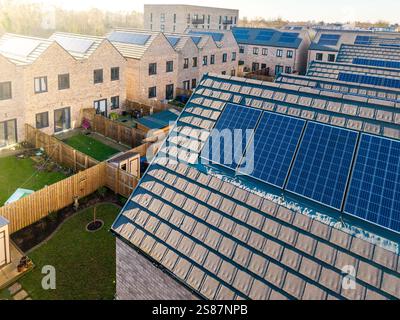 Le toit d'une rangée de maisons neuves sur un chantier de construction avec toit intégré ou dans le toit panneaux solaires pour l'énergie bon marché et durable dans moderne, Banque D'Images