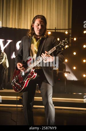 Londres, Royaume-Uni - 7 juin 2018 : Arctic Monkeys (Jamie Cook jouant en direct au Royal Albert Hall. Tous les bénéfices vont à War Child UK Banque D'Images