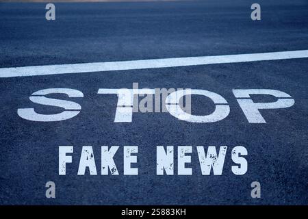 arrêtez les fausses nouvelles. concept d'information contrasté. mots écrits sur un panneau stop. Banque D'Images