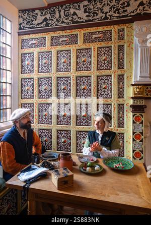 Acteurs réalisant des décorations pour un Noël Tudor au prieuré Saint Nicholas, Exeter, Devon, Angleterre, Royaume-Uni. Banque D'Images