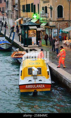 VENISE, ITALIE- 14 FÉVRIER 2015 : bateau d'urgence ambulance arrivant à l'appel urgent dans la soirée. Banque D'Images