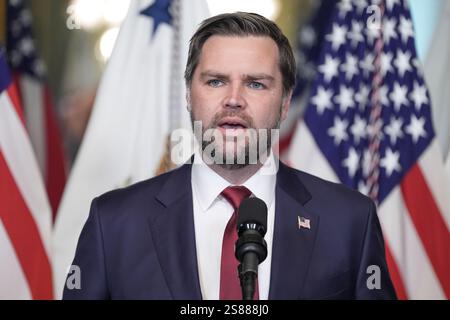 Washington, États-Unis. 21 janvier 2024. Le vice-président J.D. Vance prend la parole avant de prêter serment à Marco Rubio en tant que secrétaire d'État, dans le bureau cérémonial du vice-président à la Maison Blanche à Washington, DC, le 21 janvier 2025. (Photo par Oliver Contreras/Sipa USA) crédit : Sipa USA/Alamy Live News Banque D'Images