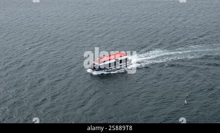 San Juan del sur, Nicaragua - 09 mai 2019 : bateau de croisière touristique en mer. Bateau de sauvetage. Navire de croisière avec des gens à l'intérieur Banque D'Images