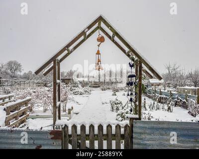 Un lotissement enneigé dans le Yorkshire révèle un paysage hivernal serein, avec de la neige fraîche couvrant le chemin et les structures. Banque D'Images