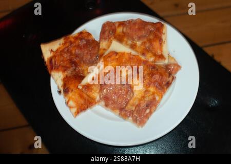 Copenhague, Danemark. 13 septembre 2024. Vue de Pizza sur une assiette, et c'est un plat italien généralement composé d'une base plate de pâte à base de blé levé garnie de tomates, de fromage et d'autres ingrédients cuits à haute température, traditionnellement dans un four à bois (photo de Kristian Tuxen Ladegaard Berg/SOPA images/Sipa USA) crédit : Sipa USA/Alamy Live News Banque D'Images