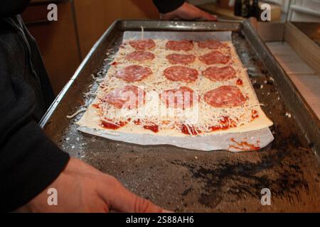 Copenhague, Danemark. 13 septembre 2024. La pizza est anÂ italienne dishÂ généralement composée d'une base plate ofÂ leavenedÂ blé-basedÂ doughÂ garnie de withÂ tomate, de fromage Â et d'autres ingrédients cuits à haute température, traditionnellement dans un four à bois-firedÂ (crédit image : © Kristian Tuxen Ladegaard Berg/SOPA images via ZUMA Press Wire) USAGE ÉDITORIAL SEULEMENT! Non destiné à UN USAGE commercial ! Banque D'Images