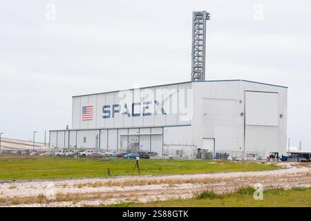 Cape Canaveral NASA-SpaceX-Firefly Aerospace Blue Ghost Mission 1 lancement du hangar SpaceX adjacent au NASAS Launch Complex 39A au Kennedy Space Center à Cape Canaveral, Floride, est vu le 14 janvier 2025, lors des préparatifs pour le lancement de Blue Ghost Mission 1. Firefly Aerospace, basée au Texas, a lancé avec succès sa première mission lunaire pour la NASA, destinée à atterrir à Mare Crisium pour livrer 10 instruments scientifiques et technologiques afin d aider à préparer le retour de l humanité sur la Lune, aux premières heures du matin du 15 janvier 2025. *** Cape Canaveral NASA SpaceX Firefly Aerospace Blue Ghost Banque D'Images