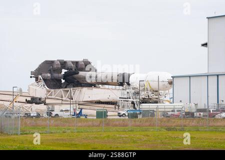 Cape Canaveral NASA-SpaceX-Firefly Aerospace Blue Ghost Mission 1 lancement Firefly Aerospaces Blue Ghost Mission 1 sur une fusée SpaceX Falcon 9 émerge du hangar pour être déplacée au NASAS Launch Complex 39A au Kennedy Space Center à Cape Canaveral, Floride, le 14 janvier 2025. Firefly Aerospace, basée au Texas, a lancé avec succès sa première mission lunaire pour la NASA, destinée à atterrir à Mare Crisium pour livrer 10 instruments scientifiques et technologiques afin d aider à préparer le retour de l humanité sur la Lune, aux premières heures du matin du 15 janvier 2025. *** Cape Canaveral NASA SpaceX Firefly Aerospace BL Banque D'Images