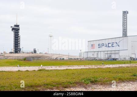 Cape Canaveral NASA-SpaceX-Firefly Aerospace Blue Ghost Mission 1 lancement du hangar SpaceX adjacent au NASAS Launch Complex 39A au Kennedy Space Center à Cape Canaveral, Floride, est vu le 14 janvier 2025, lors des préparatifs pour le lancement de Blue Ghost Mission 1. Firefly Aerospace, basée au Texas, a lancé avec succès sa première mission lunaire pour la NASA, destinée à atterrir à Mare Crisium pour livrer 10 instruments scientifiques et technologiques afin d aider à préparer le retour de l humanité sur la Lune, aux premières heures du matin du 15 janvier 2025. *** Cape Canaveral NASA SpaceX Firefly Aerospace Blue Ghost Banque D'Images