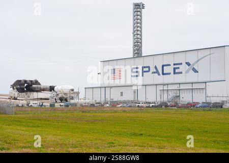 Cape Canaveral NASA-SpaceX-Firefly Aerospace Blue Ghost Mission 1 lancement Firefly Aerospaces Blue Ghost Mission 1 sur une fusée SpaceX Falcon 9 est vu déplacé du hangar au NASAS Launch Complex 39A au Kennedy Space Center à Cape Canaveral, Floride, le 14 janvier 2025. Firefly Aerospace, basée au Texas, a lancé avec succès sa première mission lunaire pour la NASA, destinée à atterrir à Mare Crisium pour livrer 10 instruments scientifiques et technologiques afin d aider à préparer le retour de l humanité sur la Lune, aux premières heures du matin du 15 janvier 2025. *** Cape Canaveral NASA SpaceX Firefly Aerospace BL Banque D'Images
