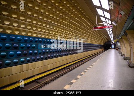 Station de métro Jiriho z Podebrad décorée de panneaux modernes en aluminium coloré, à Prague, capitale de la République tchèque, le 13 janvier 2025 Banque D'Images