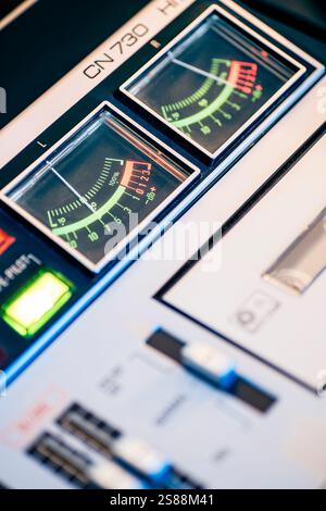Enregistreur à cassette des années 70 avec deux grands vu-mètres Banque D'Images