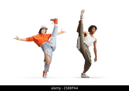 Homme afro-américain et femme caucasienne dansant et soulevant la jambe isolé sur fond blanc Banque D'Images