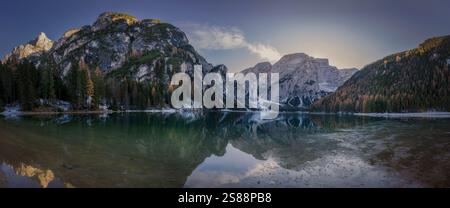 Lac de Braies en automne Banque D'Images