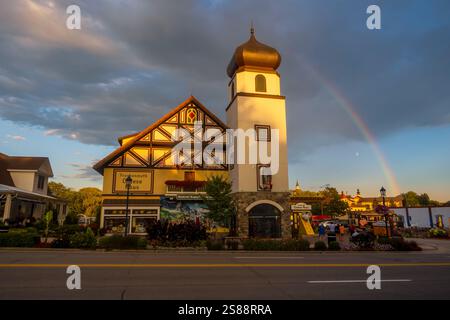 Frankenmuth, MICHIGAN, États-Unis -29 JUILLET 2023 : bâtiment historique Frankenmuth Cheese Haus avec arc-en-ciel coloré par une journée partiellement nuageuse à Frankenmuth, Michigan Banque D'Images