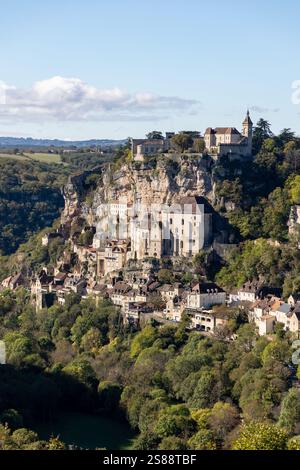 Vue imprenable sur Rocamadour, un pittoresque village médiéval en France perché sur une falaise de calcaire spectaculaire Banque D'Images
