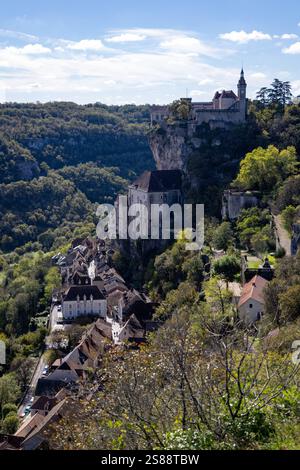 Vue imprenable sur Rocamadour, un pittoresque village médiéval en France perché sur une falaise de calcaire spectaculaire Banque D'Images