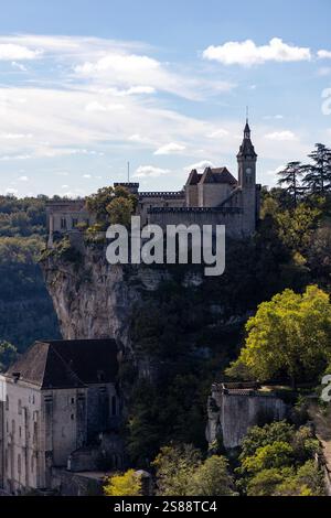 Vue imprenable sur Rocamadour, un pittoresque village médiéval en France perché sur une falaise de calcaire spectaculaire Banque D'Images