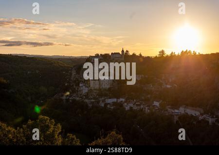 Vue imprenable sur le coucher du soleil de Rocamadour, un village médiéval historique perché sur une falaise spectaculaire en France Banque D'Images